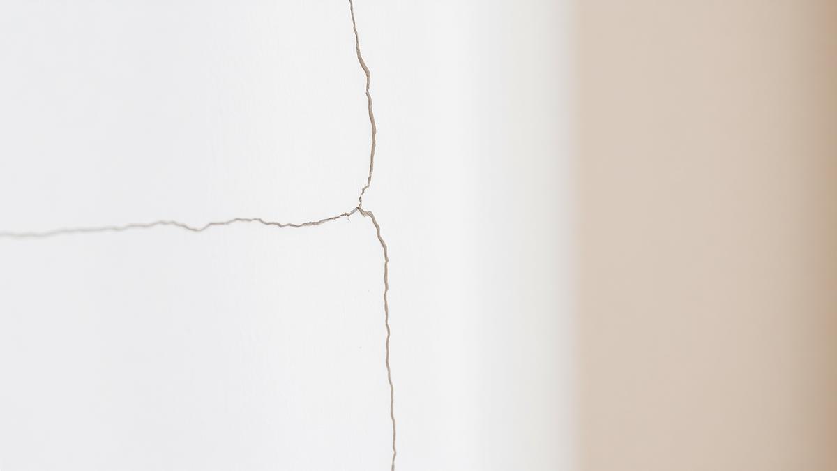 Trinca em junta de parede de drywall — Forro Modular vs. Forro Contínuo de Drywall: Comparativo Técnico
